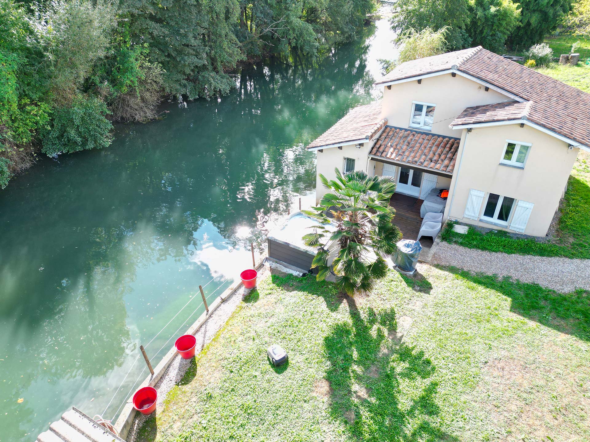 vue dr&ocirc;ne villa de la Touvre en Charente